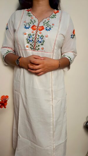 Embroidered kurta set - Image 3