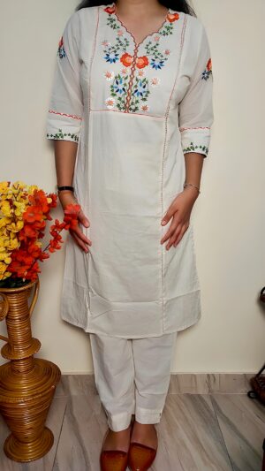 Embroidered kurta set - Image 4